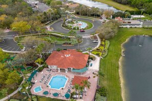 Ein Resort mit Schwimmbad, einem überdachten Pavillon und einem See.