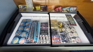 Pakastin, jossa on erilaisia pakastettuja jälkiruokia ja naposteltavia.
