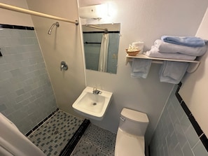 Bathroom - Charming 1-bedroom Lodge room with AC in Four Oaks (Four Oaks)