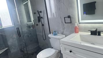 Douche, sèche-cheveux, serviettes fournies, savon