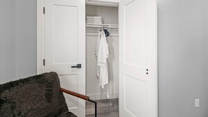 Un armario de vestidor con una percha y toallas dobladas.