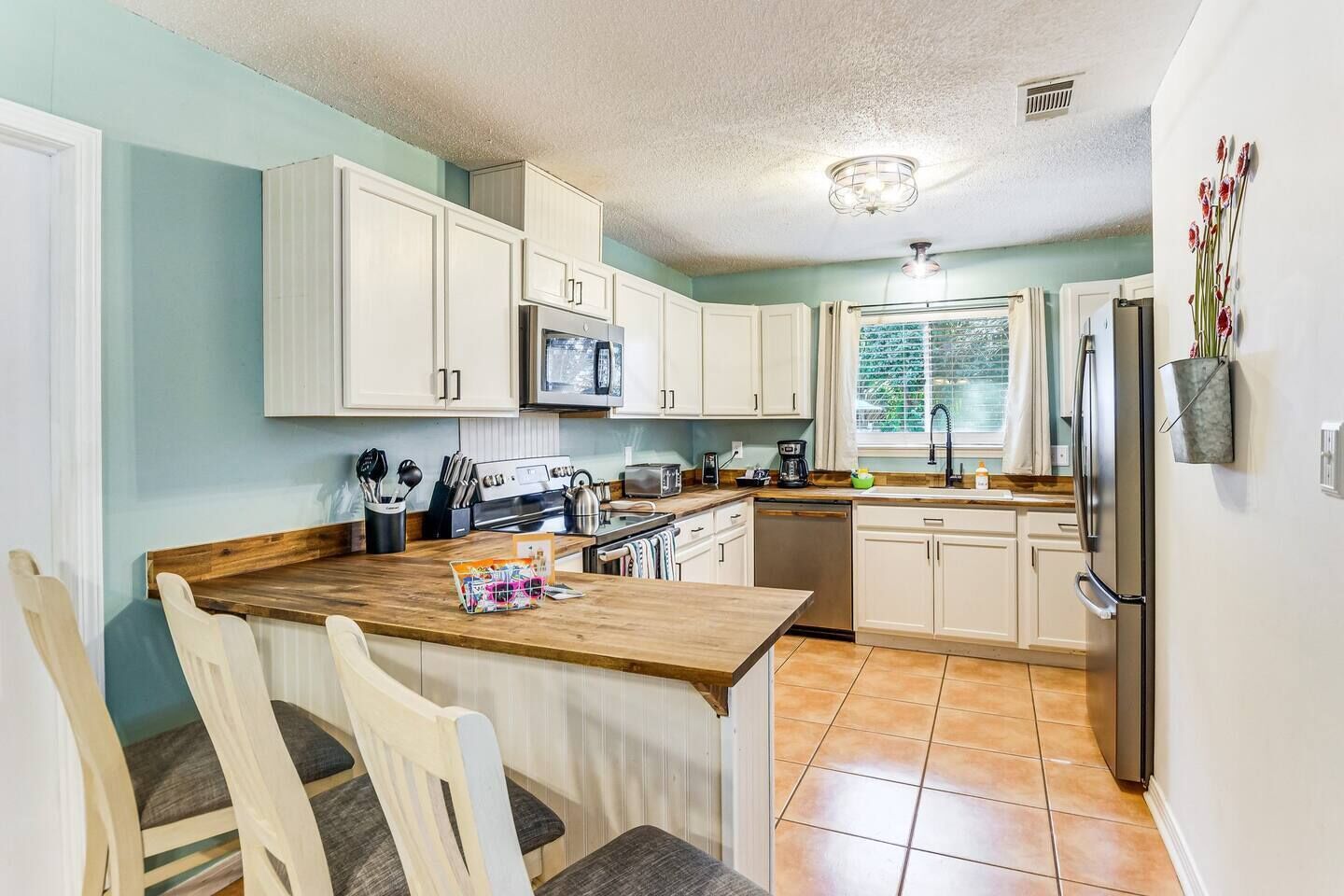 Coffee/tea maker, fridge, microwave, stovetop