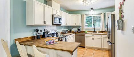 Coffee/tea maker, fridge, microwave, stovetop