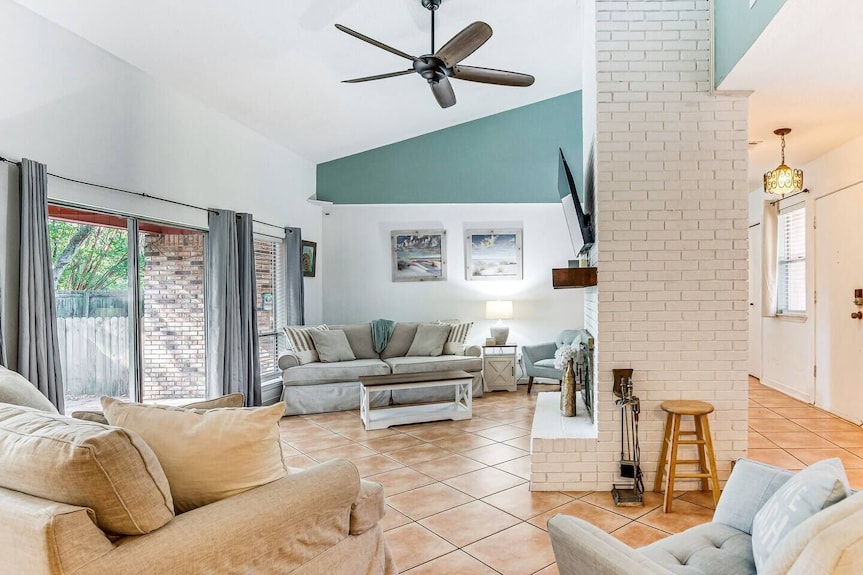 Pet-friendly Family Getaway Near Two Beaches - Pensacola Beach, FL