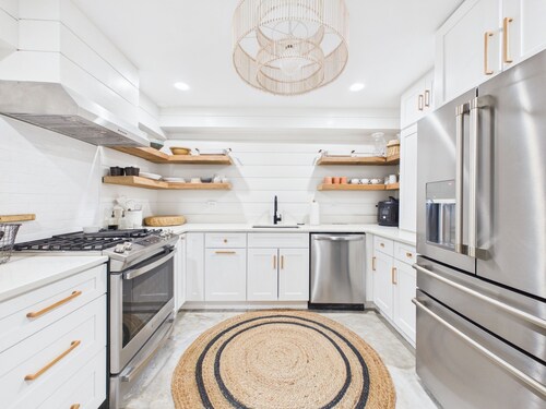 Cozy 1 Bedroom Apartment 20 Minutes from Downtown Chicago