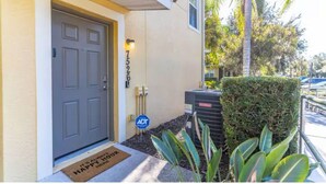Exterior detail - Sunshine Vacation Retreat: Spacious 3-bedroom condo in serene Kissimmee with AC (Kissimmee)