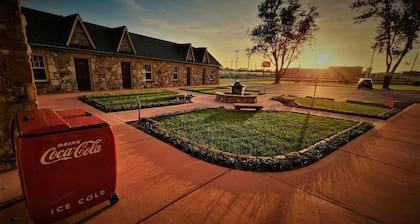 Shamrock Court Motel