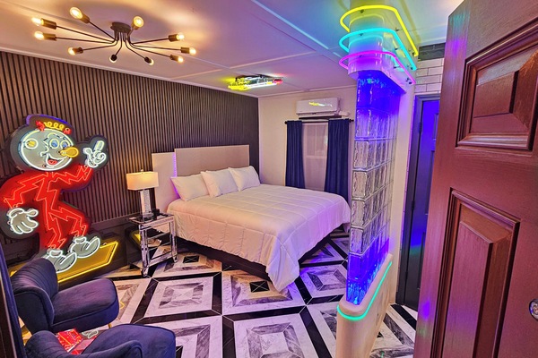 Elite Single Room, 1 King Bed, Courtyard View | Blackout drapes, soundproofing, iron/ironing board, WiFi (free)