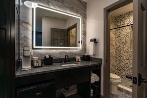 Chambre Double, 2 grands lits, vue cour intérieure | Salle de bain | Douche, articles de toilette gratuits, sèche-cheveux