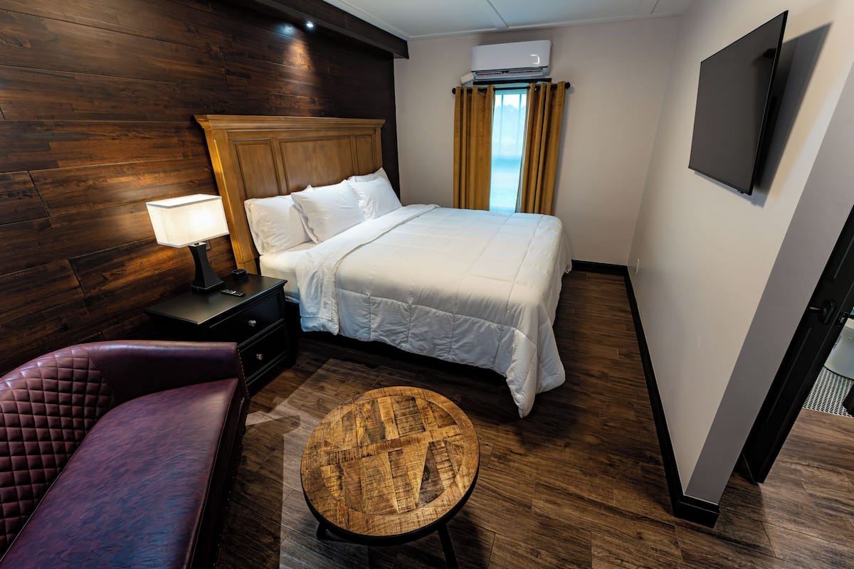 Deluxe Single Room, 1 King Bed, Courtyard View