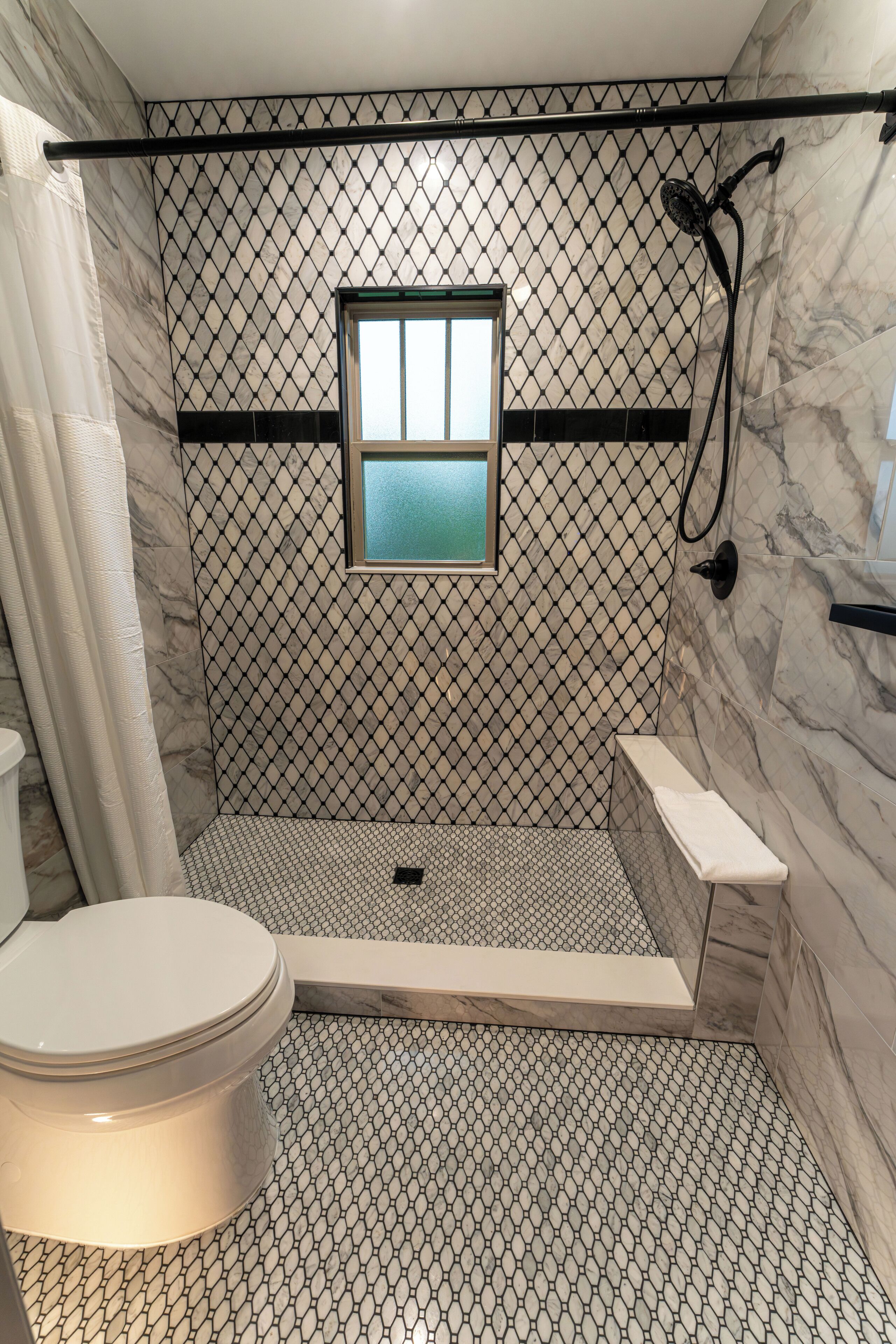 Deluxe Single Room, 1 King Bed, Courtyard View | Bathroom | Shower, free toiletries, hair dryer, towels