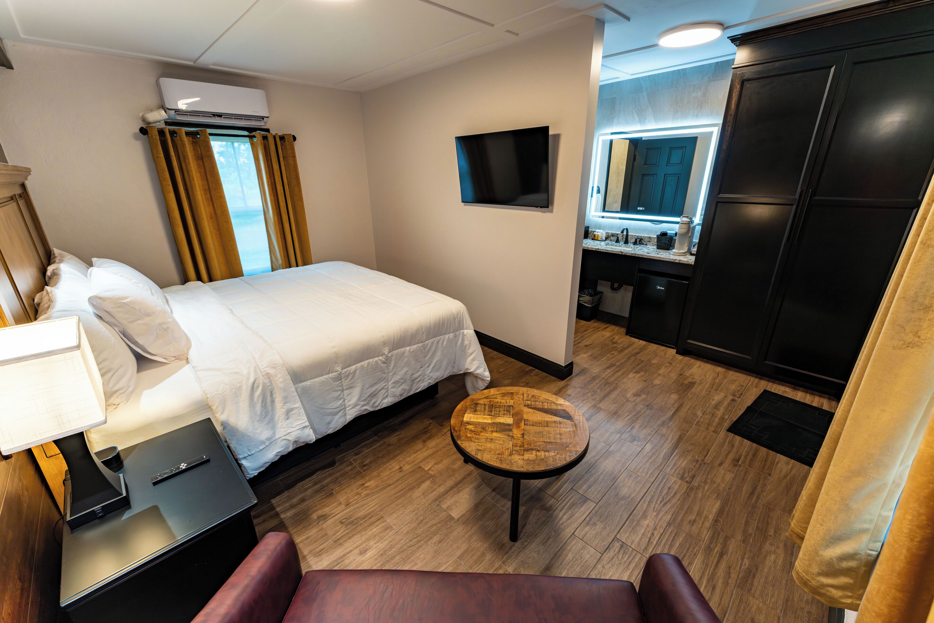 Chambre Simple Deluxe, 1 très grand lit, vue cour intérieure | Rideaux occultants, chambres insonorisées, fer et planche à repasser