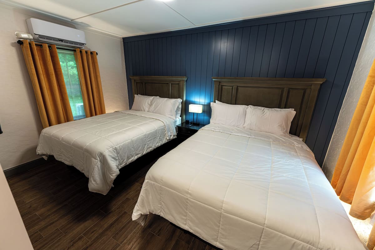 Double Room, 2 Queen Beds, Courtyard View