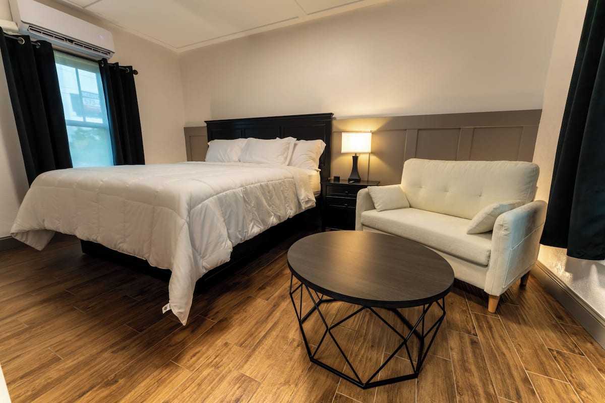 Deluxe Single Room, 1 King Bed, Courtyard View