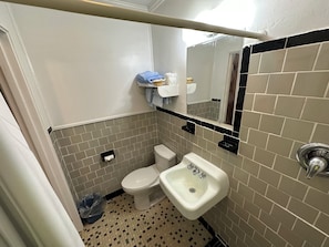 Bathroom - Amazing 1-bedroom Lodge with AC in charming Four Oaks (Four Oaks)