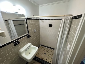 Bathroom - Amazing 1-bedroom Lodge with AC in charming Four Oaks (Four Oaks)