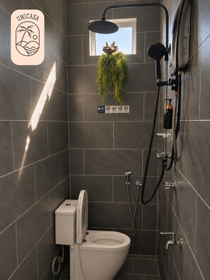 Hair dryer, bidet, towels, soap - Bali-themed 3-bedroom homestay with AC in Kuala Terengganu (Kuala Terengganu)