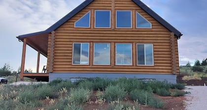 Cozy Cottage 5-bedroom log cabin in Garden City with a great view.