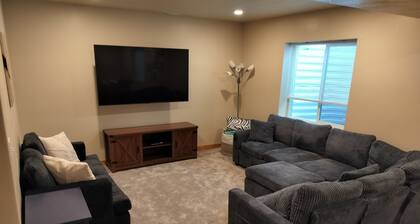 Cozy Cottage 5-bedroom log cabin in Garden City with a great view.