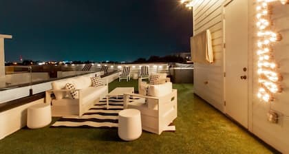 The Playmate - a Glam Rooftop Retreat with Hot Tub, Putting Green & Skyline View