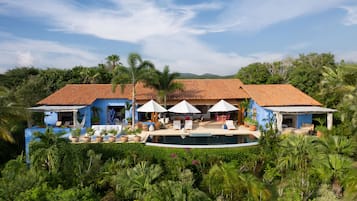 Biệt thự Deluxe, quang cảnh bãi biển | Phòng tắm | Buồng tắm vòi sen, đồ dùng nhà tắm miễn phí, máy sấy tóc