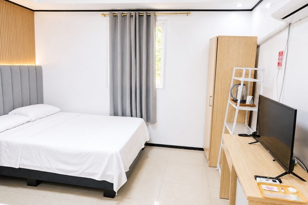 Deluxe Double Room | Premium bedding, iron/ironing board (on request), WiFi (free)