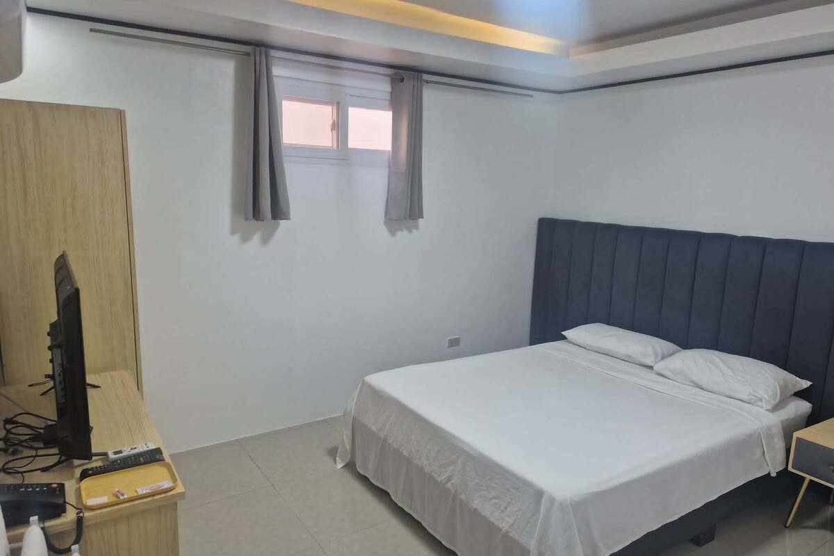 Quarto solteiro básico | Ferros/tábuas de passar roupa, Wi-Fi de cortesia