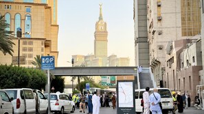 Una vivace strada cittadina con un'imponente torre sullo sfondo.