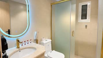 Chambre Deluxe Double ou avec lits jumeaux | Salle de bain | Douche, articles de toilette gratuits, serviettes fournies, savon