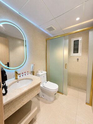 Chambre Deluxe Double ou avec lits jumeaux | Salle de bain | Douche, articles de toilette gratuits, serviettes fournies, savon