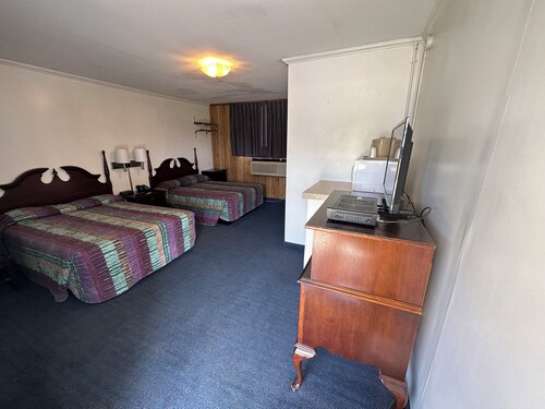 Cozy 1-bedroom Lodge 112 in serene Four Oaks with AC