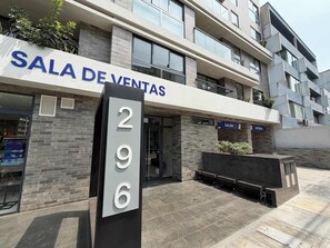 Ein modernes Gebäude mit einem Schild, auf dem 'SALA DE VENTAS' steht, und einer großen Nummer '296', die den Eingang kennzeichnet.