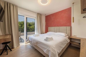 A hotel room with a bed, a desk, and a chair. - Villa Azoria with pool and jacuzzi (Kvarner - Žgaljići) (Žgaljići)
