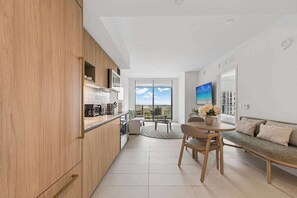 A modern apartment with a kitchen, dining area, and living room. - Sky Spritz Downtown Miami, Pool, Gym, Amenities (Miami)