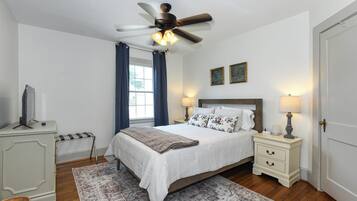 Tabla de planchar con plancha, wifi gratis y ropa de cama