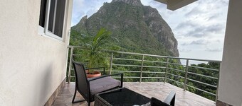Peaceful fully furnished, air-conditioned 2-bedroom apartment in Soufriere