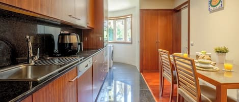Coffee/tea maker, fridge, microwave, oven