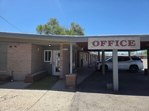 Exterior - Desert Inn and RV (Shoshoni)