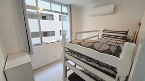 2 bedrooms, iron/ironing board, free WiFi, bed sheets - Across from the beach • Renovated • Air Conditioning • 6 people (Santos)