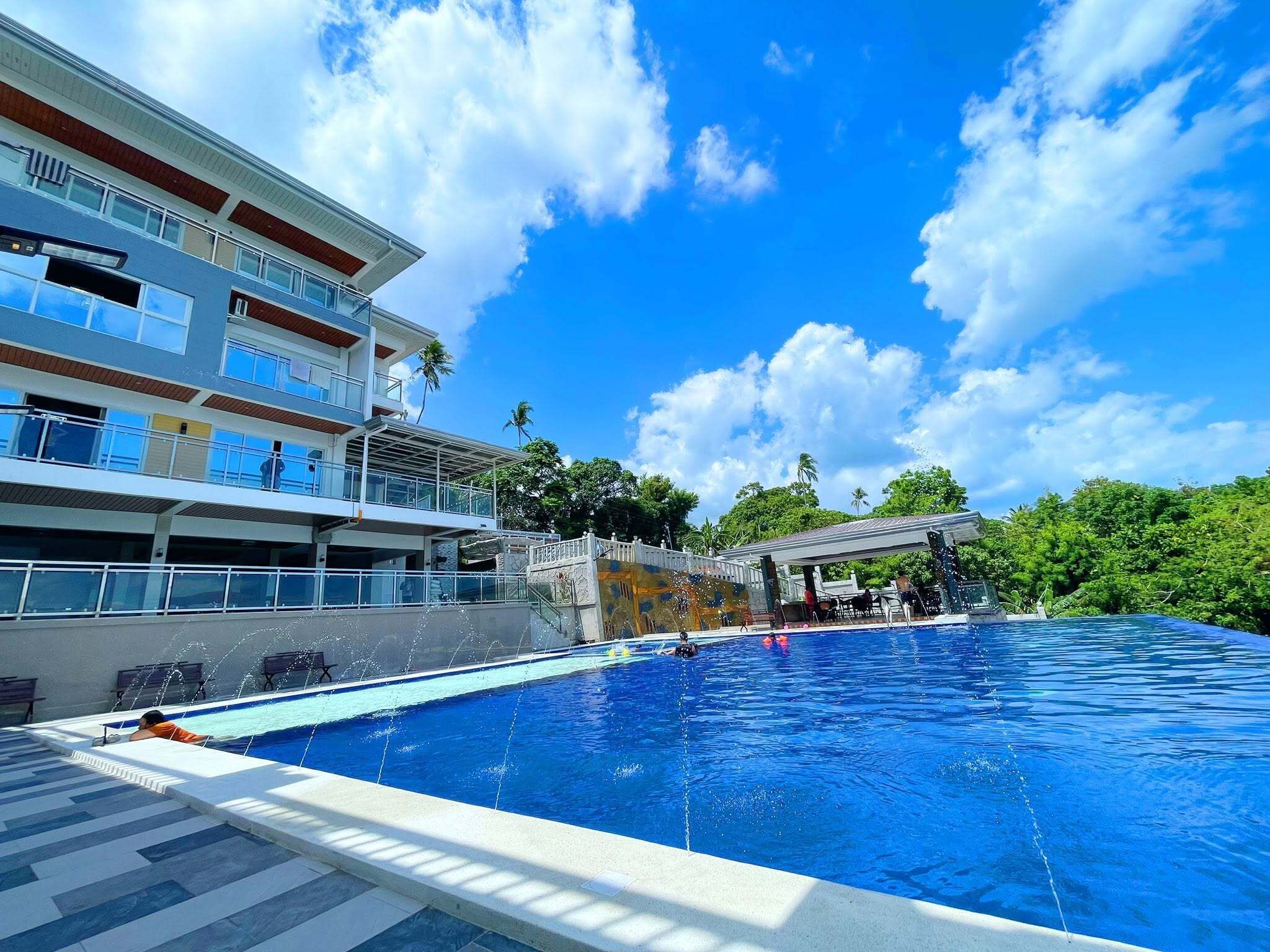 2 outdoor pools