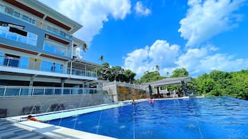 2 outdoor pools