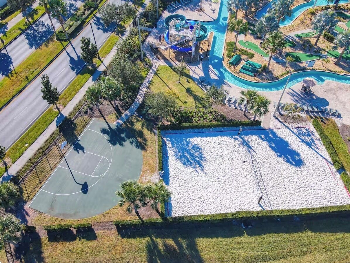 Ein Luftbild eines Erholungsgebiets mit Basketballfeld, Schwimmbad und Wasserrutsche.
