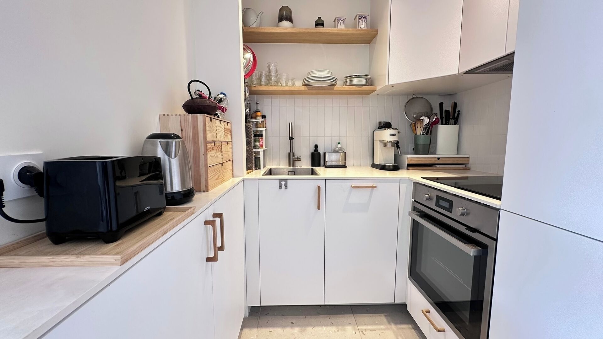 Coffee/tea maker, fridge, oven, stovetop