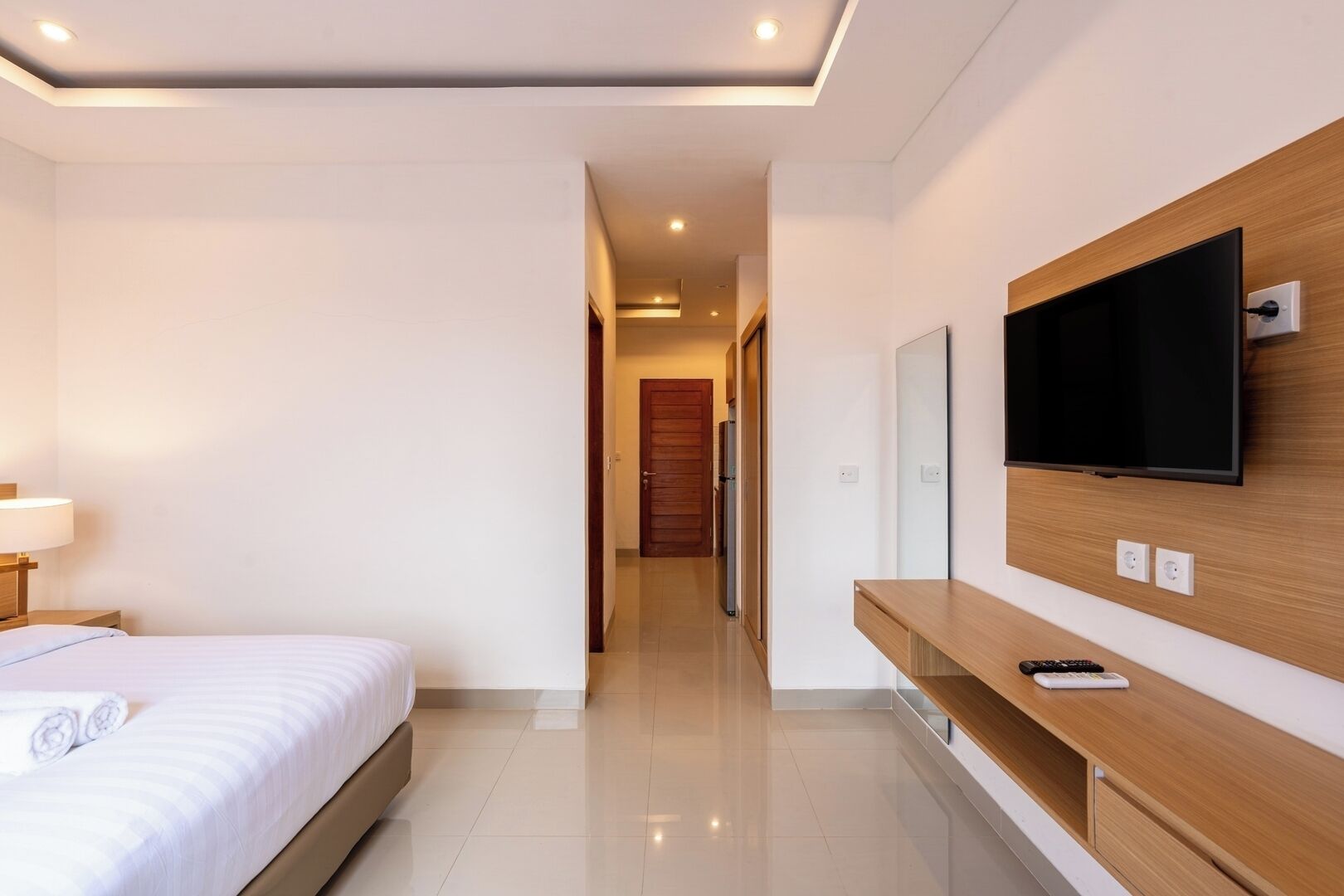 1 habitación, escritorio, tabla de planchar con plancha y cuna de viaje 