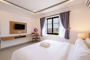 1 chambre, bureau, fer et planche à repasser, lit parapluie