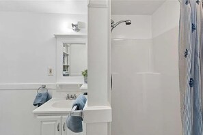 Bathroom - Peaceful Terrace-Level 2BR in Walkable Kirkwood, Close to Emory/CHOA (Atlanta)