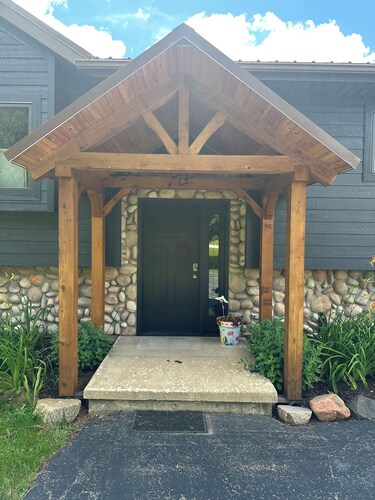 Cabin style 3bdrm home in Apple Canyon, walking path to the lake