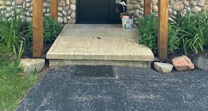 Cabin style 3bdrm home in Apple Canyon, walking path to the lake
