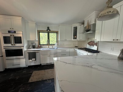 Cabin style 3bdrm home in Apple Canyon, walking path to the lake