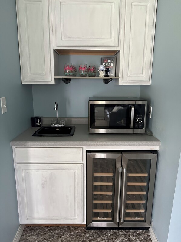 Coffee/tea maker, fridge, microwave, oven